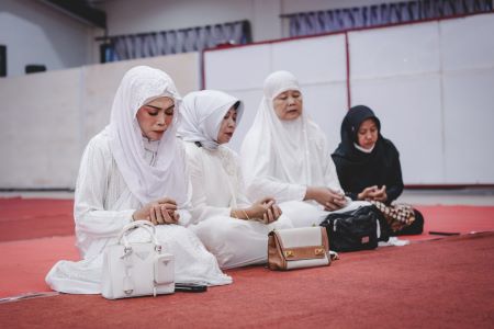 Ketua TP PKK Kabupaten Jember, Dra Hj Kasih Fajarini, dan para ibu memanjatkan doa.jpg