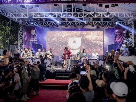 Cak Sodiq Menghibur dengan Lagu yang Ceria .jpg