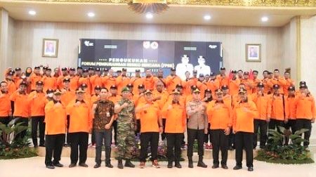 Bupati Hendy dan para pengurus serta anggota FPRB Bentukan dari BPBD Jember.jpg