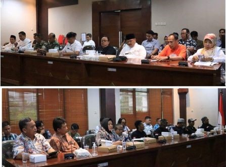 Peserta audiensi terkait pengelolaan Gunung Sadeng, Puger, Jember.jpg