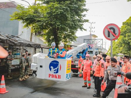 Bupati Jember Hendy Siswanto dan Manager PLN UP3 Jember, Dasih Listyanto, naik Skylift Crane untuk mengepras pohon di Jalan Letjend Suprapto..jpg