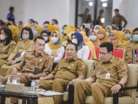 Bupati Jember Hendy (tengah).jpg