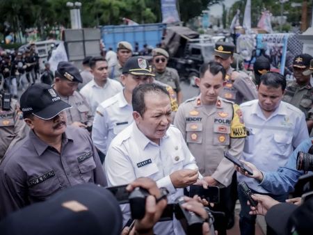 Bupati Hendy memberi keterangan kepada media seusai temui peserta aksi demo.jpg