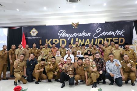 Bupati dan Wali Kota se-Jawa Timur Berfoto dengan Gubernur Khofifah IP Usai Penyerahan LKPD Tahun 2022 Unaudited kepada BPK RI- OK.jpg