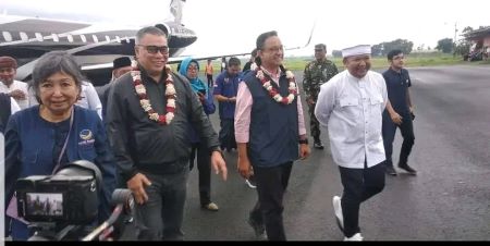 Bupati Jember Hendy Siswanto Menjemput Bakal Calon Presiden Anies Baswedan di Bandara Notohadinegoro.jpg