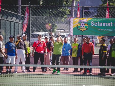 Bupati Jember Hendy Bermain Tenis Sejenak - y.jpg