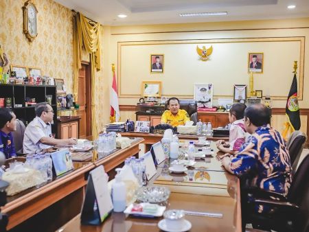 Diskusi tentang upaya meningkatkan kualitas pendidikan di sekolah Jember.jpg