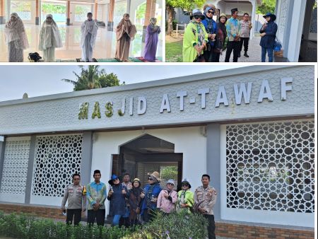 Singgah dan shalat di Masjid At-Tawaf di Pulau Untung Jawa.jpg
