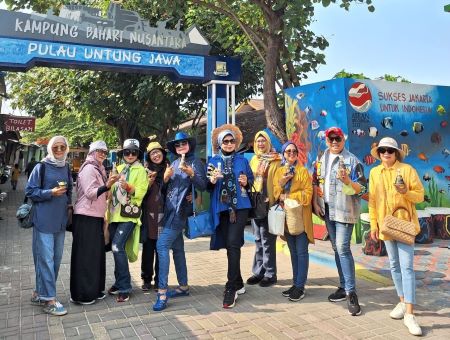 Berfoto sejenak usai healing di Taman Nemo.jpg