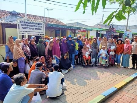 Sesungging Senyum Mewarnai Wajah Warga Pulau Untung Jawa.jpeg
