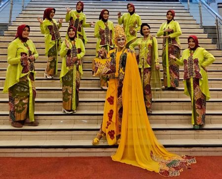 Cantik dengan Batik Sadeng dalam Warna Cerah.jpg