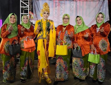Batik Sadeng Dipadu dengan Kebaya Oranye juga Elegan.jpg