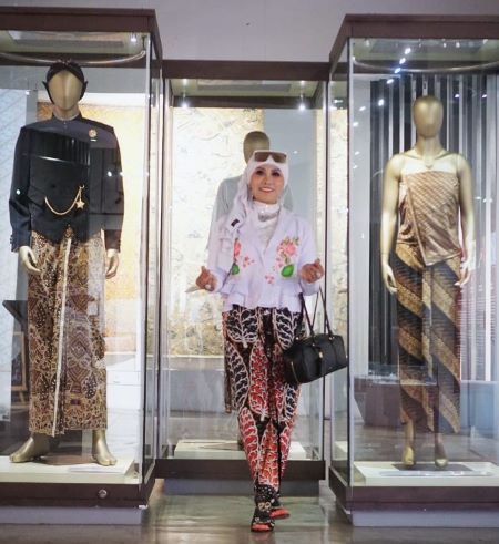 Ketua Dekranasda Jember pecinta batik dan bangga mengenakannya.jpg