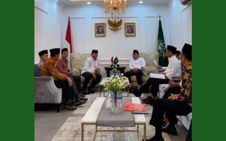 Bupati Hendy bersama Sekdakab dan beberapa pejabat Pemkab Jember bersilaturahmi dengan Ketum PBNU, Gus Yahya.jpg