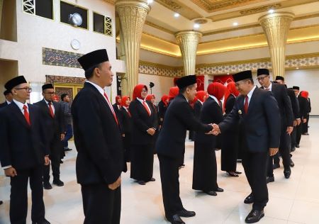 Memberi selamat kepada 40 pejabat yang dilantik.jpg