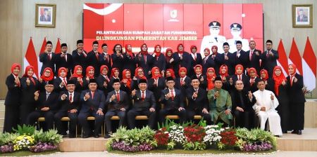 Bupati Jember Hendy Siswanto beserta 40 pejabat sesuai pelantikan di Pendopo Wahyawibawagraha.jpg