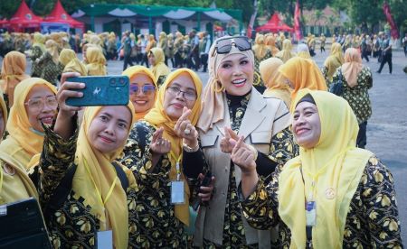Ketua Posyandu Dra Hj Kasih Fajarini gembira bersama para kader dalam seragam baru.jpg