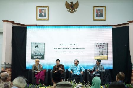 Bedah Buku oleh Marsekal (Purn) Chappy Hakim, wartawan senior dan pakar hukum pers Wina Armada, serta musisi milenial Chiki Fawzi.jpg