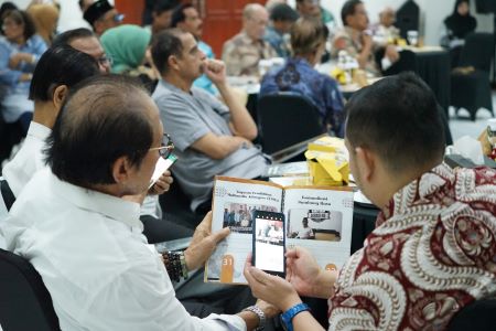 Tokoh Pers dan Penerima Tanda Kehormatan Bintang Jasa Utama, Ishadi S.K. tengah scanning QR Code simak isi buku Parni Hadi.jpg