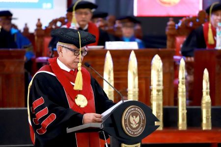 Prof Asep Adang Membawakan Orasi Ilmiah.jpg