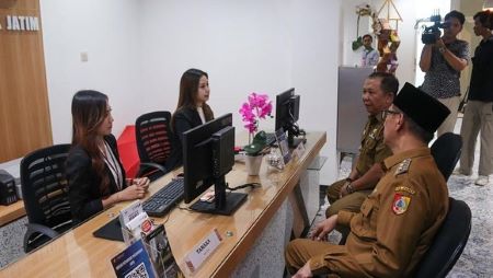 Bupati dan Wakil Bupati Jember di salah satu loket pelayanan publik di MPP .jpg
