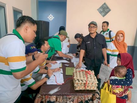 KPM sigap dan telaten bagikan telur kepada keluarga penerima bantuan.jpg