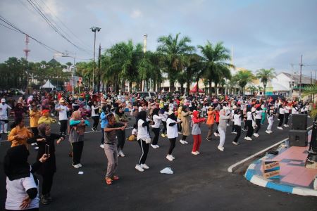 Senam aerobik bersama PERWOSI Jember menyehatkan jiwa dan raga.jpg