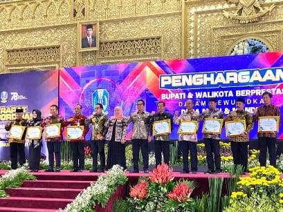 Bupati Jember meraih penghargaan 'Bupati Berprestasi' dari Gubernur Jatim.jpeg