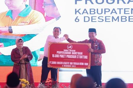 Penyerahan 10.000 Paket Bantuan untuk Penurunan Angka Stunting di Kabupaten Jember .jpg