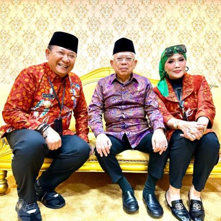 Bupati Jember Hendy Siswanto dan Ketua Tim Penggerak PKK Jember menyambut kedatangan Wapres Ma'ruf Amin di Pendopo Wahyawibawagraha .jpg