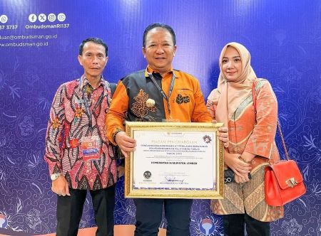 Bupati Hendy terima Penghargaan Ombudsman RI Peringkat 4 Nasional, berfoto bersama Sekda Hadi Sasmito dan Kabag Organisasi Pemkab Jember Agustin Eka Wahyuni.jpg