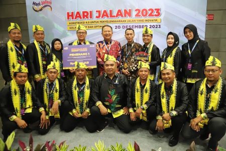 Bupati Jember Hendy dan Sekda Hadi serta Tim Dinas PU Bina Marga Jember.jpg