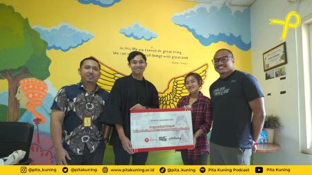 Salah satu giat sosial Yayasan Pita Kuning Anak Indonesia.jpg