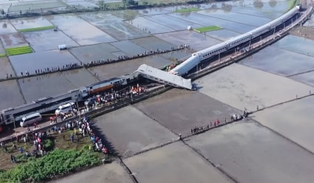 Tabrakan KA Turangga dan Commuter Line Bandung Raya di Cicalengka.jpeg