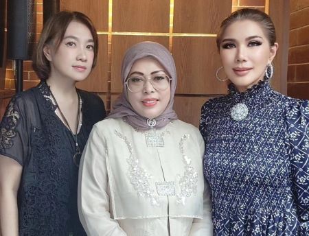 Natalia Tjahja bersama Siti Marifah dan Agnes Sutanto saat launchimg program amal One Diffable & One Beautiful Heart Idol.jpg