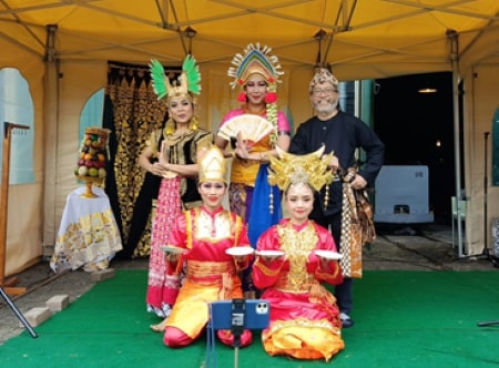 Penulis Widoyoko bersama para penari Bali.jpg