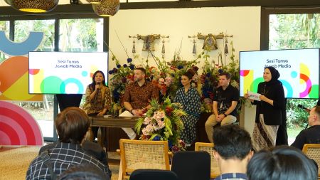 (Ki-ka) Regional Director EF Kids & Teens, Andika Ekaputri, Presdir EF Kids & Teens, Matthew Kenley, Marketing Director EF Kids & Teens, Rhea Danaparamita, dan VP of Academic Content Development.jpg