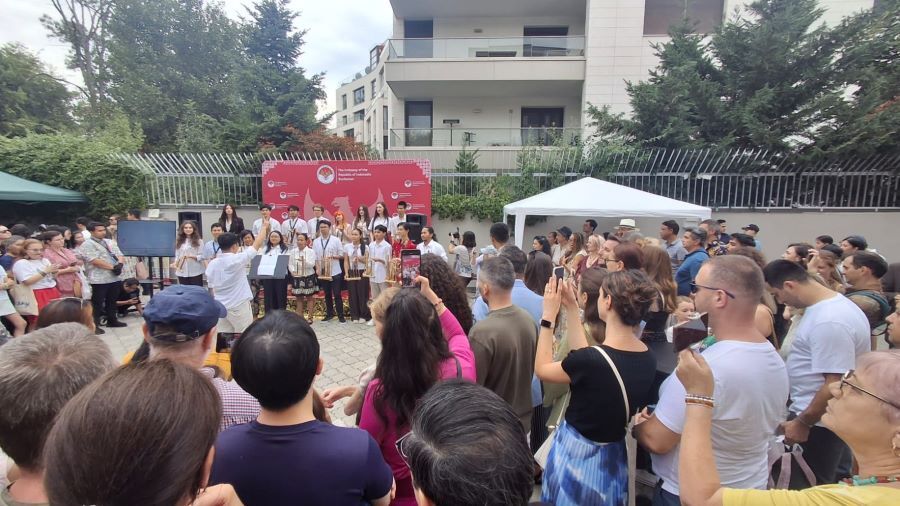 Suguhan angklung di Indonesia Summer Festival 2026 di KBRI Bucharest.jpg