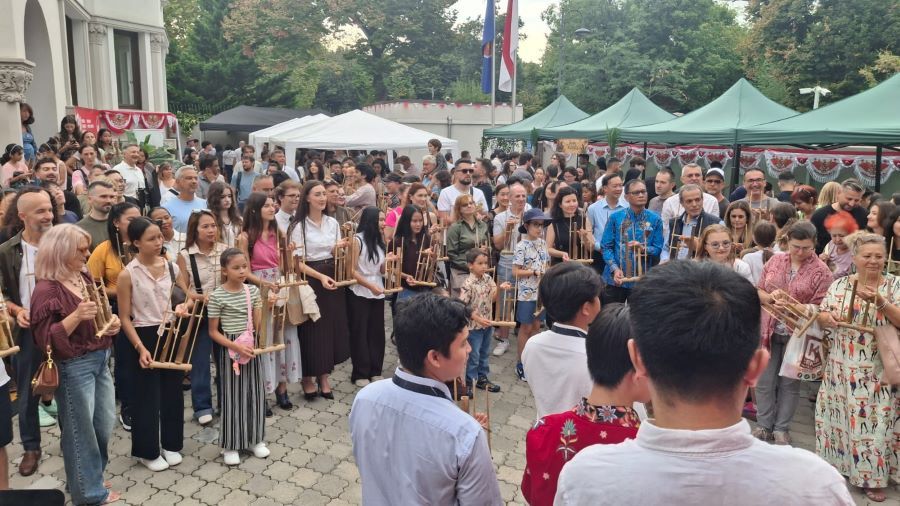 Pengunjung antusias memainkan angklung, alat musik tradisional khas Jawa Barat.jpg
