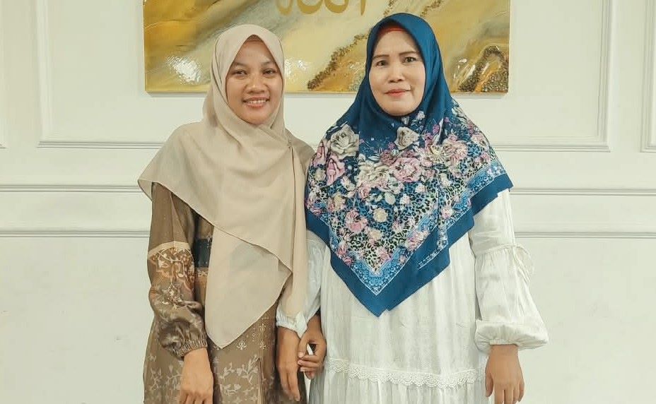 Ketua MT. Nisaaul Jannah, Ariyani, bersama Ustadzah Hj Eem Marpuah. Rutin adakan kajian ilmu agama..jpeg